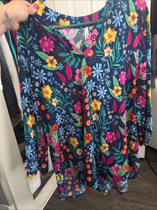Dear Scarlett Tops - Floral V-Neck Long Sleeve Tunic in Navy